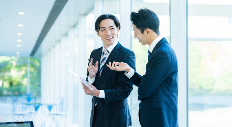 会話をするビジネスマン